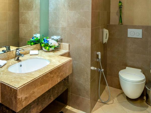 Marina Byblos Hotel : photo 6 de la chambre junior suite - includes 20% off in captain’s table & nell gwynne & redeemable aed 50 voucher for arena shisha terrace