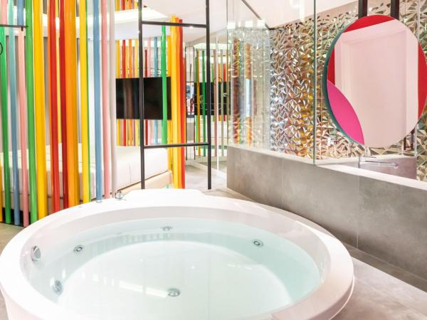 Hotel Avenue - Lovely hotel : photo 5 de la chambre suite avec baignoire spa