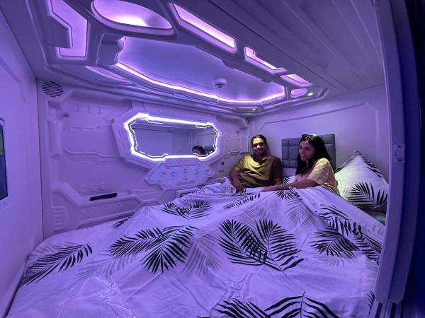 GOOD VIBES ONLY Capsule Hostel Malaga : photo 1 de la chambre lit capsule double dans dortoir mixte
