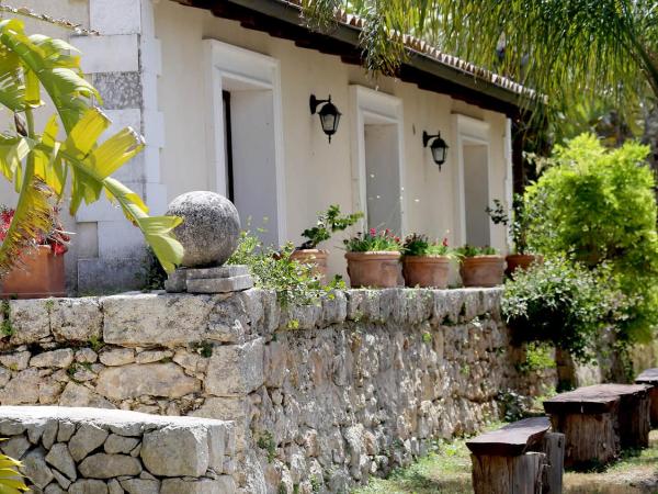 Villa Dei Papiri Fonte Ciane : photo 4 de la chambre chambre double standard - vue sur jardin