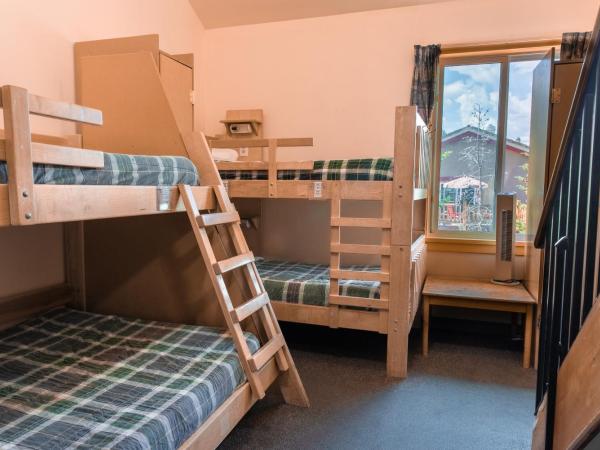 HI Banff Alpine Centre - Hostel : photo 1 de la chambre lit dans dortoir pour femmes de 6 lits avec salle de bains privative