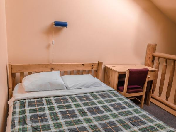 HI Banff Alpine Centre - Hostel : photo 1 de la chambre lit dans dortoir mixte de 5 lits avec salle de bains privative