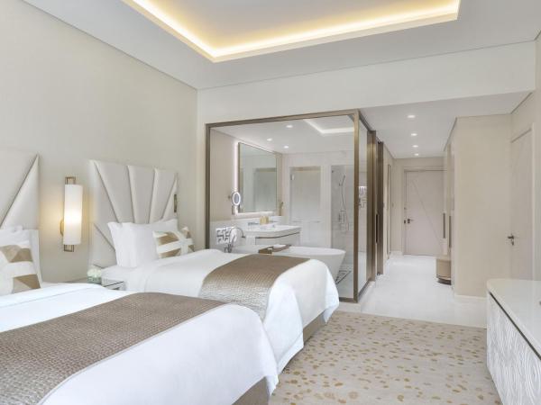 The St. Regis Dubai, The Palm : photo 2 de la chambre chambre lits jumeaux deluxe - vue sur ville