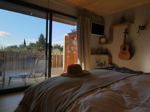 Bien Loin d'Ici Spa B&B : photo 7 de la chambre chambre lit king-size avec baignoire spa