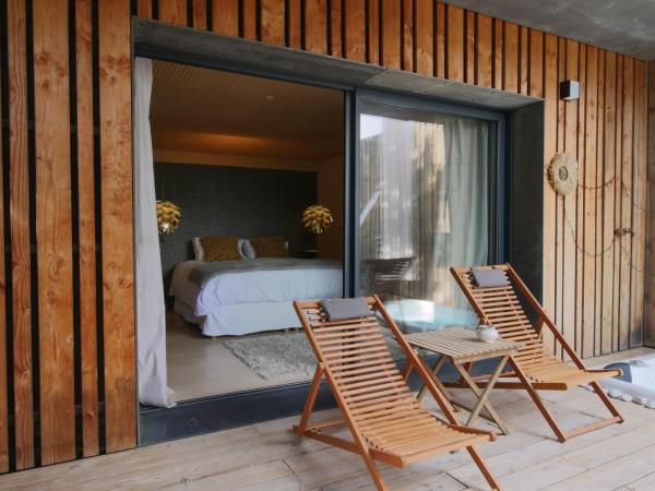 Bien Loin d'Ici Spa B&B : photo 7 de la chambre chambre lit king-size avec baignoire spa