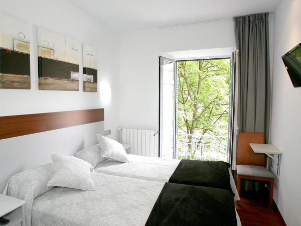 Hostal San Ignacio Centro : photo 1 de la chambre chambre double ou lits jumeaux - vue sur cathédrale