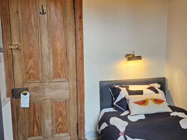 Smiths Guest House : photo 2 de la chambre petite chambre simple avec salle de bains privative séparée