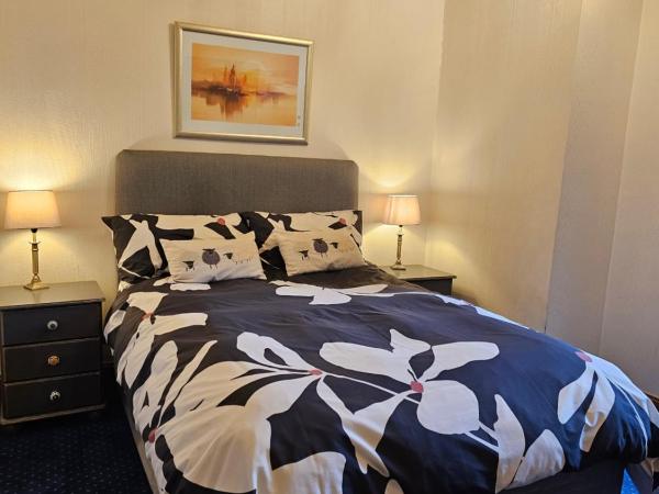 Smiths Guest House : photo 6 de la chambre chambre double avec salle de bains privative