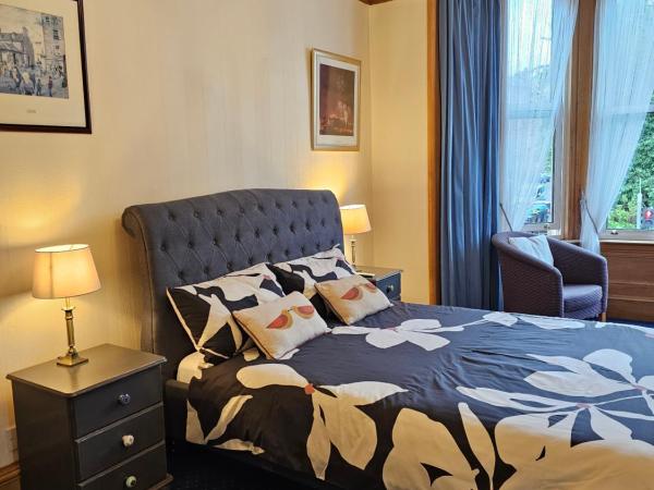 Smiths Guest House : photo 4 de la chambre chambre double avec salle de bains privative