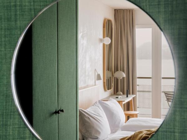 HERMITAGE Lake Lucerne - Beach Club & Lifestyle Hotel : photo 1 de la chambre hébergement design avec balcon - vue sur lac