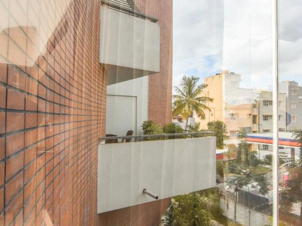 Suraksha Stay Whitefield Hotel : photo 6 de la chambre chambre double deluxe avec vue sur château