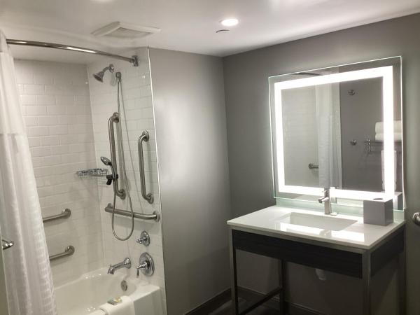 Super 8 by Wyndham Baltimore Northwest : photo 3 de la chambre king room with tub and grab bars - mobility/hearing accessible - non-smoking