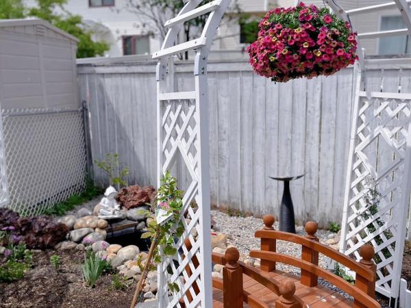 Calgary Elegant Best Garden Suite Close LRT&UC& Free Parking : photo 9 de la chambre chambre double avec salle de bains privative