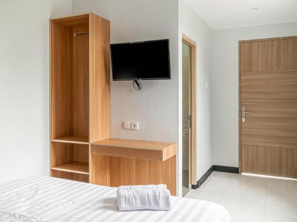 RedDoorz near Puri Indah Lippo Mall 2 : photo 6 de la chambre chambre double