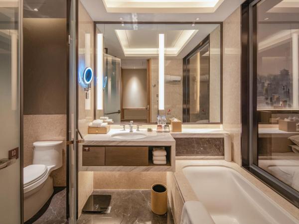 Four Points by Sheraton Wuhan, Jiangxia : photo 1 de la chambre chambre lit king-size deluxe - vue sur ville