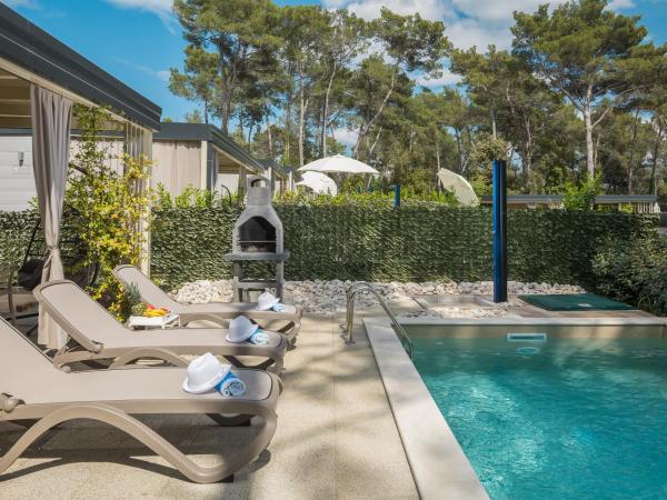 Premium Camping Homes Santa Marina, Lanterna : photo 6 de la chambre mobile home marine de luxe avec piscine privée et bain à remous