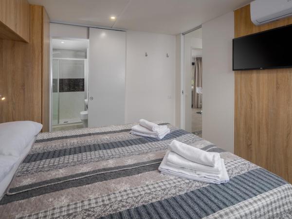 Premium Camping Homes Santa Marina, Lanterna : photo 8 de la chambre mobile home marine de luxe avec piscine privée et bain à remous