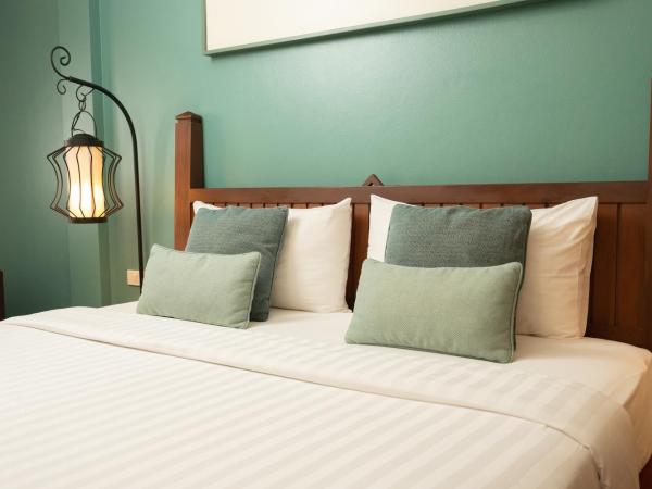 Villa Sanpakoi : photo 7 de la chambre chambre lit king-size supérieure - vue sur piscine