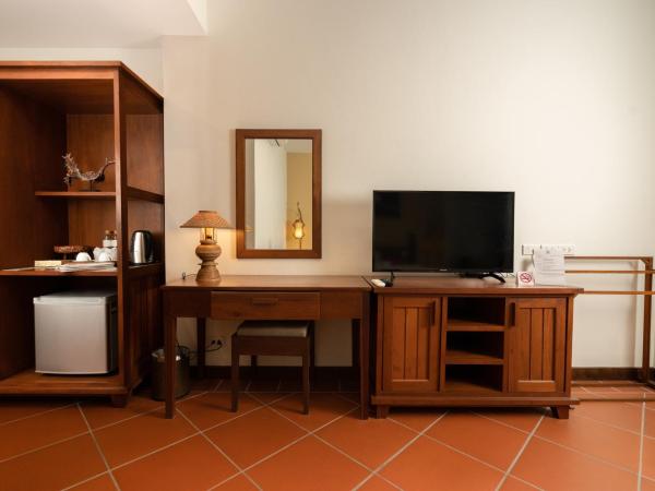 Villa Sanpakoi : photo 4 de la chambre hébergement lit king-size super de luxe - vue sur piscine