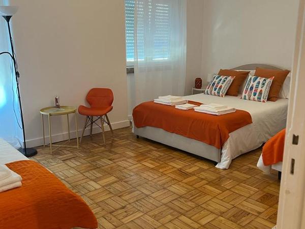 Alvalade II Airport Guest House : photo 8 de la chambre chambre familiale avec salle de bains commune