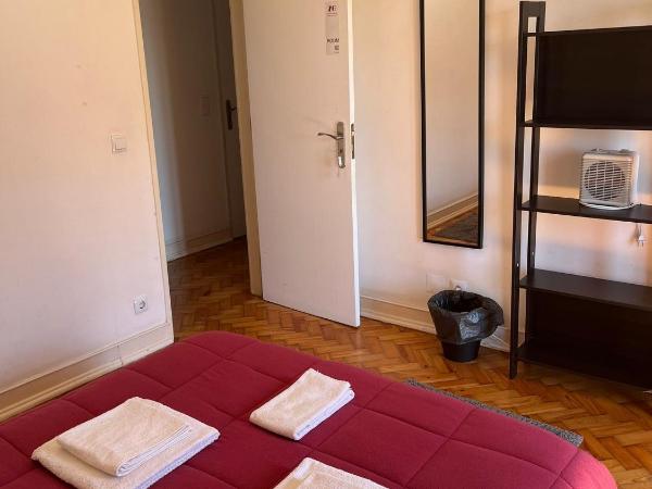 Alvalade II Airport Guest House : photo 9 de la chambre chambre double standard avec salle de bains commune
