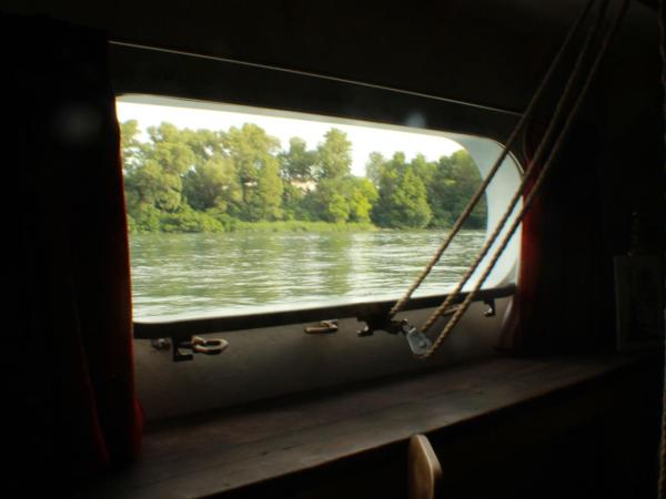 Péniche Espoir : photo 2 de la chambre chambre double avec salle de bains privative extérieure