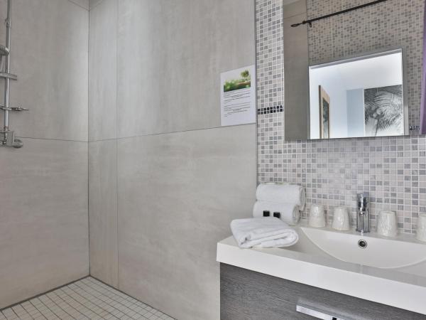 Hotel du Cap : photo 2 de la chambre grande chambre familiale avec balcon - vue sur jardin