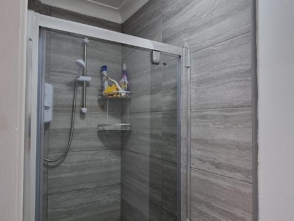 Deluxe Double bedroom with private bathroom, parking and WiFi : photo 9 de la chambre chambre double deluxe avec douche