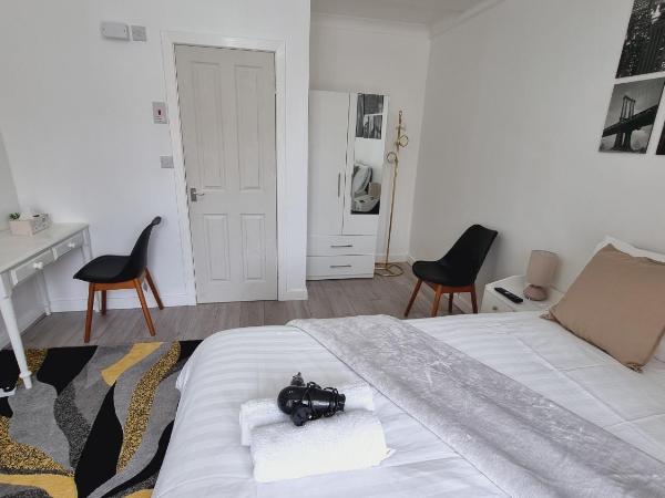 Deluxe Double bedroom with private bathroom, parking and WiFi : photo 6 de la chambre chambre double deluxe avec douche