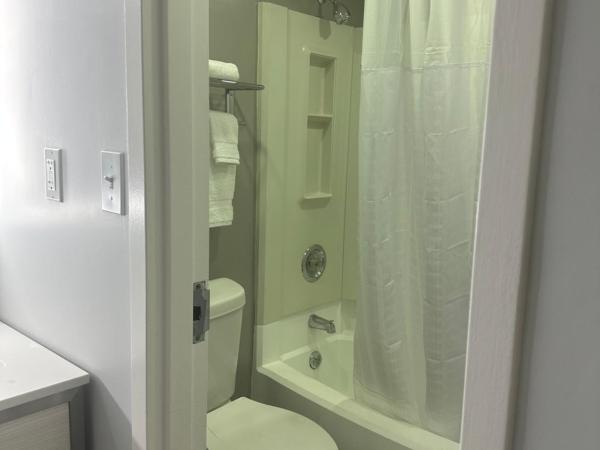 Days-Inn by Wyndham Baltimore Northwest : photo 5 de la chambre chambre lit king-size deluxe - non-fumeurs