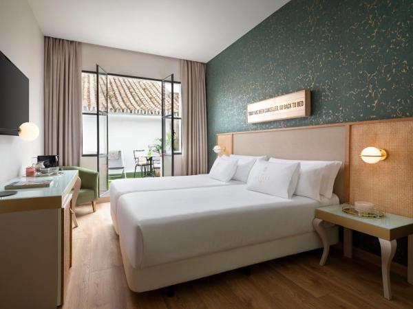 Los Seises Sevilla, a Tribute Portfolio Hotel : photo 7 de la chambre chambre lit king-size avec balcon -terrasse légende