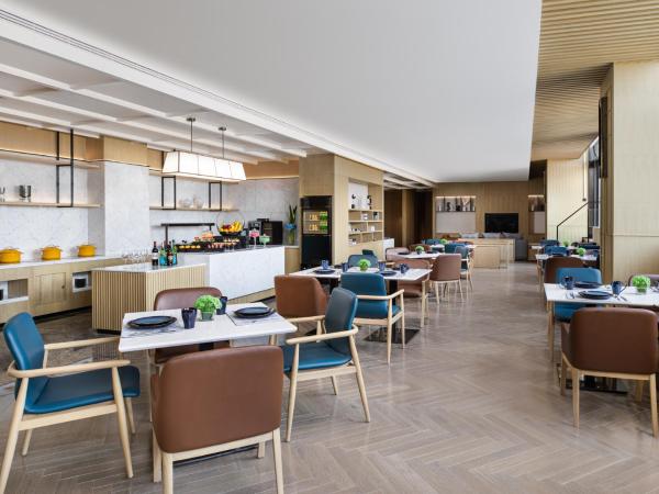 Courtyard by Marriott Nanjing Jiangning : photo 3 de la chambre chambre lits jumeaux exécutive avec accès au salon - Étage supérieur