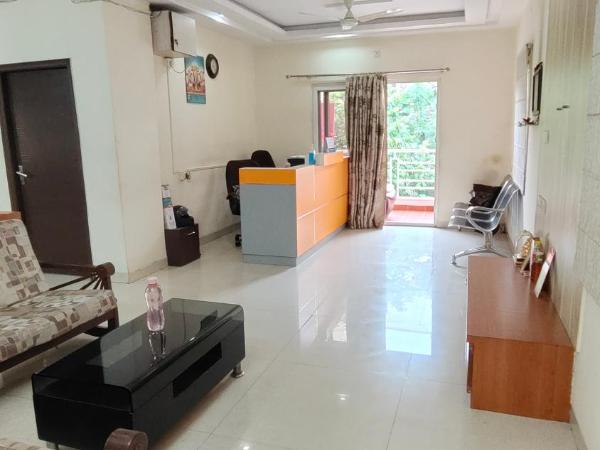 Hitech Shilparamam Guest House : photo 3 de la chambre chambre lit king-size avec balcon