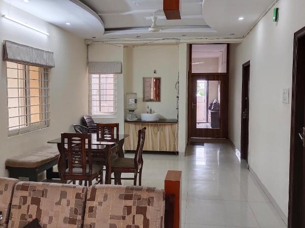 Hitech Shilparamam Guest House : photo 9 de la chambre chambre lit king-size avec balcon