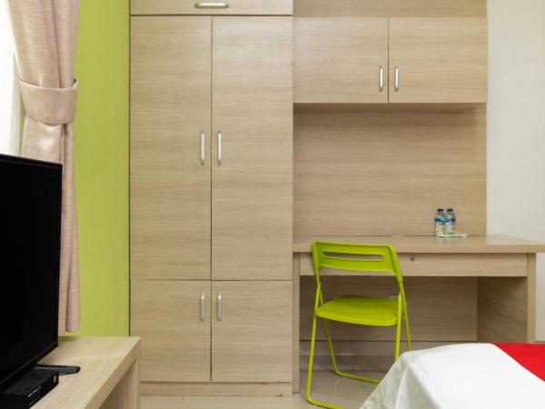 RedDoorz Syariah near Prasetya Mulya Cilandak campus : photo 9 de la chambre chambre double standard