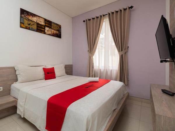 RedDoorz Syariah near Prasetya Mulya Cilandak campus : photo 1 de la chambre chambre double standard
