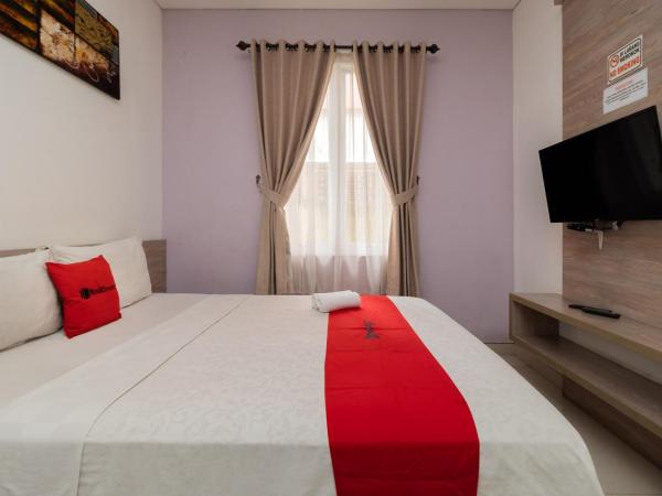 RedDoorz Syariah near Prasetya Mulya Cilandak campus : photo 2 de la chambre chambre double standard