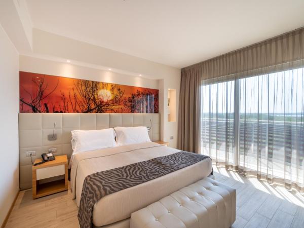 Laguna Park Hotel 4Superior : photo 3 de la chambre suite junior avec vue latérale sur la mer