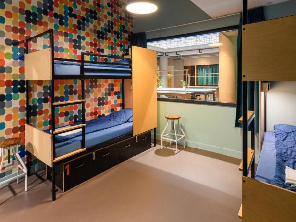 Stayokay Hostel Utrecht Centrum : photo 2 de la chambre chambre quadruple avec salle de bains privative et douche