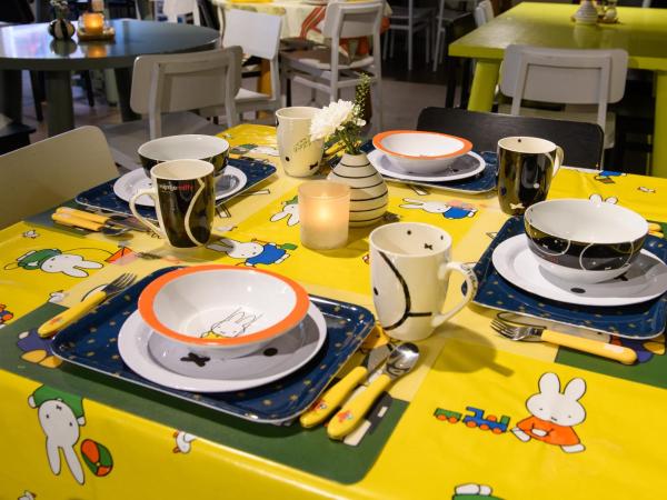 Stayokay Hostel Utrecht Centrum : photo 9 de la chambre chambre miffy avec salle de bains privative et billet pour le musée miffy