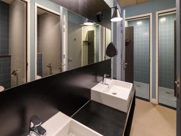 Stayokay Hostel Utrecht Centrum : photo 5 de la chambre lit dans dortoir mixte de 10 lits avec douche