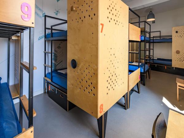 Stayokay Hostel Utrecht Centrum : photo 4 de la chambre lit dans dortoir mixte de 10 lits avec douche