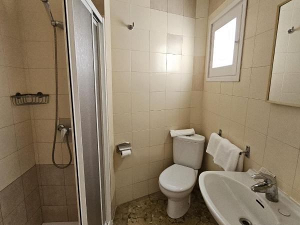 Hostal Cruz : photo 1 de la chambre chambre lits jumeaux supérieure avec balcon