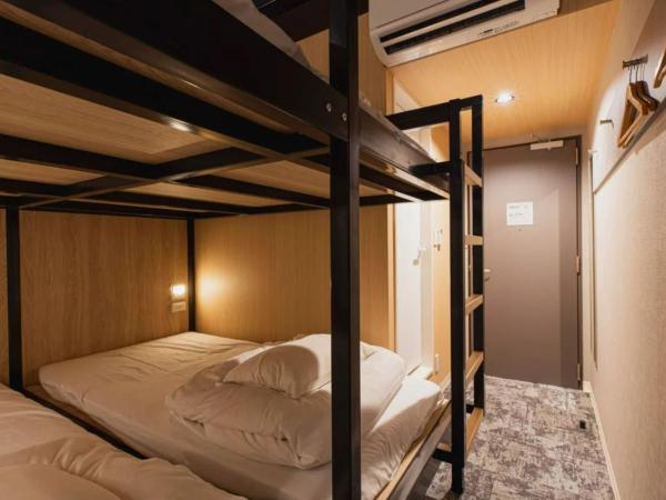 Mash Cafe & Bed NAGANO : photo 1 de la chambre quadruple room with bunk bed and shower