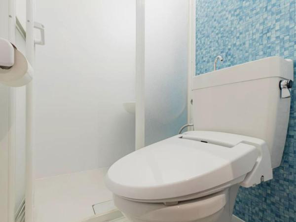 Mash Cafe & Bed NAGANO : photo 6 de la chambre quadruple room with bunk bed and shower