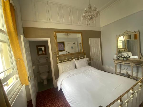Blue Sky Guest House : photo 4 de la chambre chambre double avec salle de bains privative