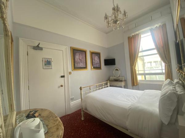 Blue Sky Guest House : photo 2 de la chambre chambre double avec salle de bains privative