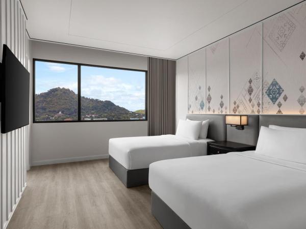 Courtyard by Marriott Phuket Town : photo 4 de la chambre suite lits jumeaux exécutive avec vue sur la ville