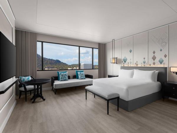 Courtyard by Marriott Phuket Town : photo 3 de la chambre suite présidentielle avec vue sur la ville