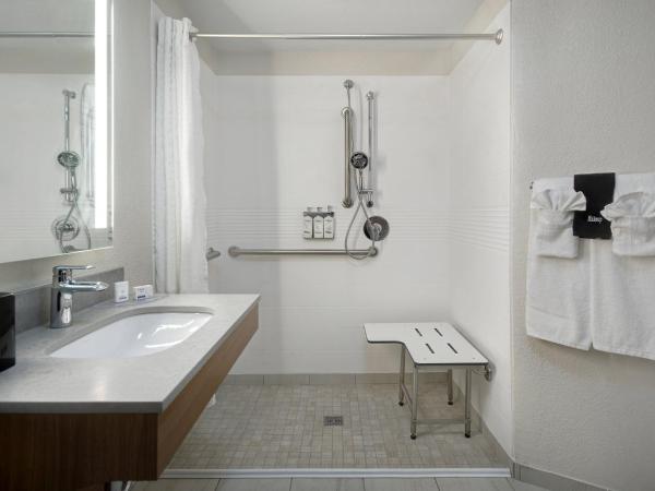 Candlewood Suites Columbia-Fort Jackson, an IHG Hotel : photo 2 de la chambre queen studio - disability access/roll-in shower/non-smoking